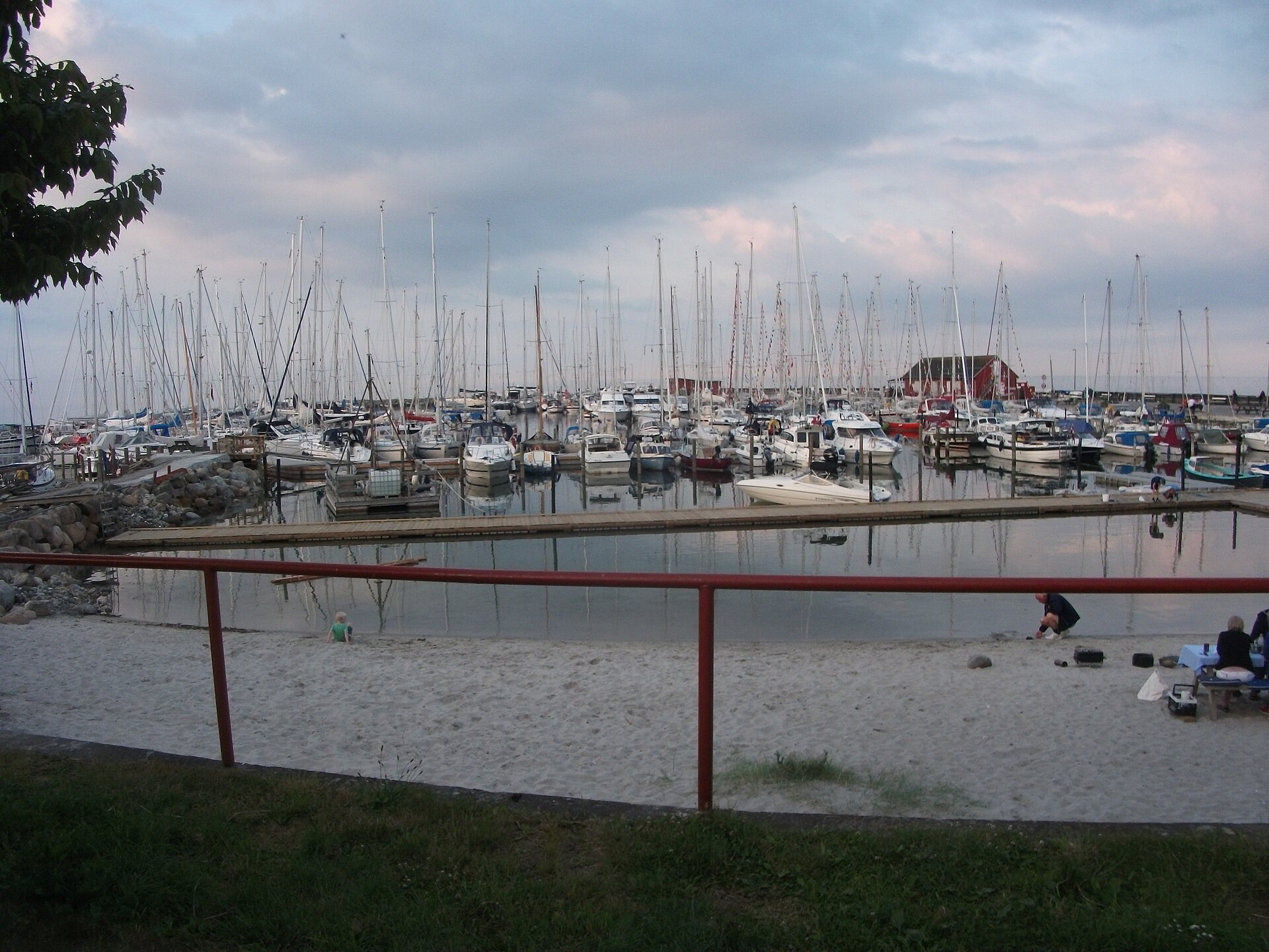Ballen Strandgård, syd for havn